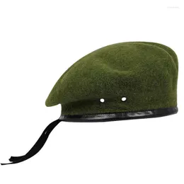 Basker män och kvinnor utomhus andningsbara rena ull basker hattar mössor specialstyrkor soldater dödsgrupper militär träningsläger
