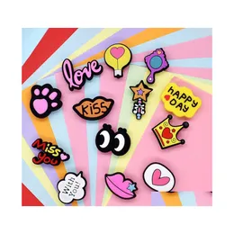 Sko delar tillbeh￶r charms grossist barndomsminnen lycklig dag med dig fr￶ken tecknad croc pvc dekoration sp￤nne mjukt gummi dhgkl