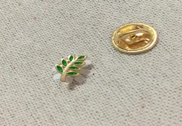 100pcs Mała niestandardowa broch i szpilki odznaka zielony liść Acacia Sprig Masonic Regalia Mason Lapel Pin Akasha Prezent dla Fello7440150