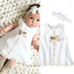 Mädchenkleider 2023 Baby-Sommerkleidung 0–24 Monate Säuglingsgeborenes Spitzenkleid ärmelloses Schleife-Rippen-festes weißes Etuikleid mit Stirnband