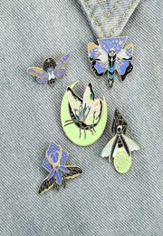 Tecknad emalj Noctilucence Brooch Fluorescerande insekt Moth Firefly Pins Unisex Butterfly Alloy Antilight Buckle Badge Ornament A3777099