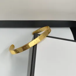 Luxury Steel Seal Charm Bangle Double Letter Designer Armband Högkvalitativa Golden tjocka armband med låda