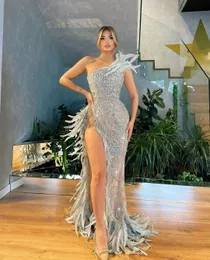 Gümüş Denizkızı Prom Elbiseler Bir omuz kolsuz Bileau Aplikes Pullar 3d Dantel Tüy Kat Uzunluğu Yan Kamboya Resmi Gece Elbiseler Plus Boyut Özel Yapım