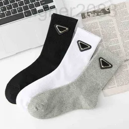 Meias de designer de meias masculinas Letter Letter Letter Triângulo Moda Iron Padrão de algodão puro Tubo alto 3 pares elite de erva daninha l3oi