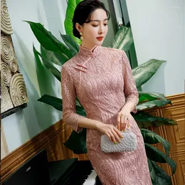 Casual kl￤nningar rosa slip spets cheongsam l￥ng daglig qipao s￶t sida delad traditionell kl￤nning smal passande halva ￤rm vestidos