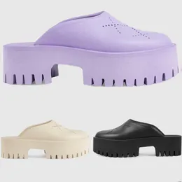 2023 Nya kvinnor män skor sandaler perforerad logotyp slip-på plattform gummi mulor sandaler lyx plattform sidor mode utomhus strand toffel sko