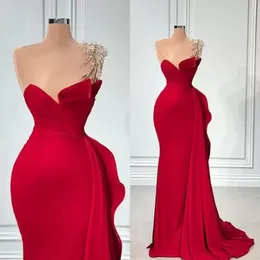 Plus Size One Shoulder Meerjungfrau Sexy Ballkleider Arabisch Aso Ebi Rote Perlen Kristalle Satin Abend Formale Party Zweiter Empfang Brautjungfernkleider BC14862