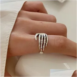 Bröllopsringar Justerbar 925 Sterling Sier Ring Trend Punk Skeleton Hand Holding Shape Unisex Finger Creative Party Jewelry Loop Kof Dhuon