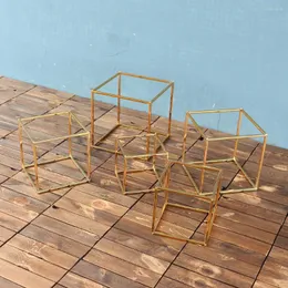 パーティーデコレーションウェディングシャイニーゴールドメッキスタンドバックドロップメタルスクエアロードリードフラワーズコラムイベントレセプション用幾何学的な花瓶