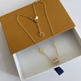 Med Box Designer Classic Luxury Pendant Halsband Kvinnor 18K Gold Letter Ring Halsband Lyxiga smycken Flower Men hängen