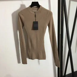 ブランド女性のセーター2022初秋に新しい手紙の金属装飾ハイエラスティックスリムスタンディングネック長袖Tシャツニットボトム