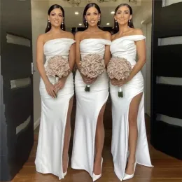 Простые спроектированные белые оболочки подружки невесты.