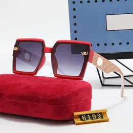 العلامة التجارية الرائعة النظارات الشمسية الرجال مربع Lense مصمم النظارات الشمسية للمرأة النظارات الكلاسيكية رسالة جوفاء موضة نظارات الشاطئ مع جراب