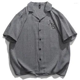 Mäns casual skjortor sommarhoundstooth män brev tryckta blusar mode koreanska streetwear knapp kort ärmkläder toppar man plus storlek