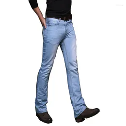 Pantaloni da uomo stile primaverile e autunnale Jeans micro-flare da uomo coreano trendy sottile di colore chiaro