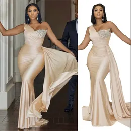 Abiti Champagne Bridesmaid One Spalla sirena per matrimoni Plus size perle di cristallo lunghe formale abiti onori