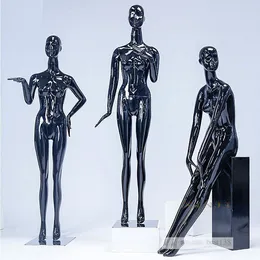 Trevlig anpassad gl￤nsande svart mannequin kvinnlig svart modell cool f￶r kl￤dsk￤rm