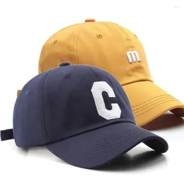 Gorras de bola 2 paquetes de bordado letra béisbol para mujeres hombres 6 panel color sólido algodón suave tamaño ajustable unisex al aire libre papá sombrero