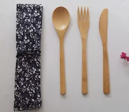 Bambu bestickuppsättning sked gaffel knivbordsartiklar med tygväska miljövänlig bärbar redskapsbordsartiklar set grossist