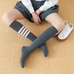 İlkbahar ve Sonbahar Çoraplar Kadın Pamuk Asimetrik Buzağı Çorap Uzun Çoraplar All-Match Bacak şekillendirici Çizgili Çoraplar Toptan