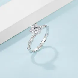 Klusterringar Moissanite Women Ring 1CT 6,5 mm utmärkt rundklipp E -färg Fina kärlek Token Courtship Gift med nationellt certifikat