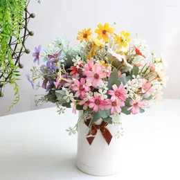 Fiori decorativi Un bouquet 5 rami 15 teste Simpatico fiore artificiale margherita di seta Decorazione della tavola della casa di nozze fai da te