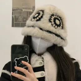Wysokiej jakości futra dzianinowy pluszowy maska ​​jesienna i zimowa kapelusz wiadra urocze, małe wełniane czapki, wyglądające na twarz