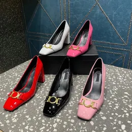 Lüks tasarımcı kadın yüksek topuklu resmi ayakkabılar moda metal toka kafa gibi patent deri düğün ayakkabıları 7.5cm seksi bar ziyafet ofis kariyer partisi tıknaz topuk