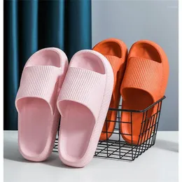 Tofflor kvinnor hem semester strand eva sandaler par duschar icke-halk kvinnliga skor 2023 sommar dämpning tjock sula objektglas man