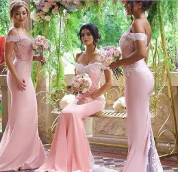 2023 Mermaid Rosa Vestidos de dama de honra das alças do ombro Ruffles Apliques de renda do comprimento do piso Apliques de cetim com cetim de cetim, vestidos de maior tamanho de cetim, magros