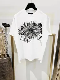 メンズTシャツデザイナー春と夏2023年新しいメンズTシャツ高品質の絶妙な花のプリントデザイン私たちサイズルーズエディションラグジュアリーデザイナーTシャツJ96C