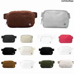 Midjepacks fleece överallt Kvinnor Yoga Lulu Belt Bag Teddy Nylon midja midjepacks utomhussport Luxur Designer Chest Handbag Fanny Pack 011723H