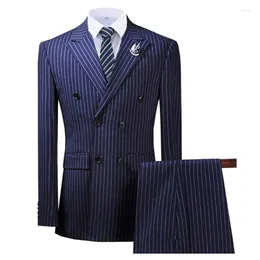 Męskie garnitury Solovedress Royal Blue Men's Suit 2-częściowy prążkowane smokingowe nacięte lapy Slim Groom Wedding Office (Blazer Pants)