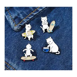 Stift broscher svartvit katt med skateboardsmodell unisex tecknad legering emalj djur lapel pins europeiska barn tröja ot30c