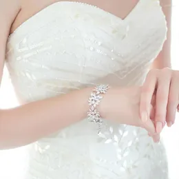 Bangle Elegant Zircon Bridal Leaf Armband Jewelry for Women Luxury Wedding Accessories Crystal Flower Födelsedagsmycken