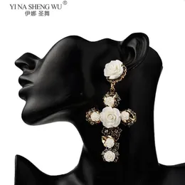 매달린 귀걸이 디자인 Euramerican Woman Baroque 스타일 Big Rose Flower Filigree Cross 문장 귀걸이 금색 에나멜 샹들리에