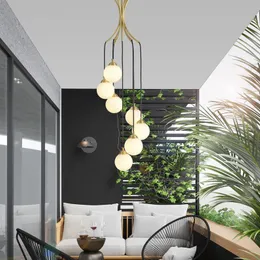 Hängslampor trapphus lång ljuskrona nordisk villa modern minimalistisk atmosfär vardagsrum kreativ restaurang roterande duplex