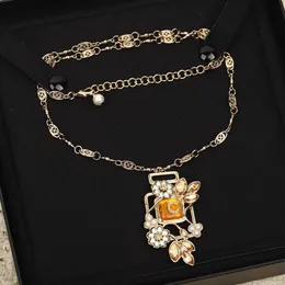 2023 La collana con pendente Charm di qualità di lusso con diamanti e perle di conchiglia naturale color arancio ha l'orecchino a goccia con timbro a scatola PS7513A