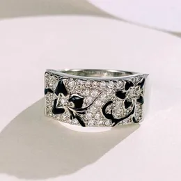 Eheringe Caoshi Stylish Chic Black Flower Ring Brautbänder mit brillanten Zirkonias zartes Charmeschmuck Mode Accessoires