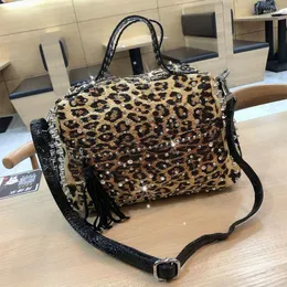 Kvällspåsar Luxury Leopard Print Rivet Bag Ladies Tassel Single Shoulder Crossbody stor kapacitet Handväska
