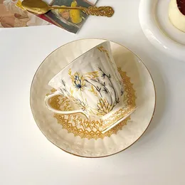 Tazze Piattini Tazza da caffè e piattino Stile francese Oro Retro Corte Acqua Tè pomeridiano Tazza Pentola Stoviglie creative Decorazione della casa Bicchieri