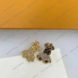 Designer di lusso Stud Jewelry Nails Charm Diamond Orecchini a forma di orso da donna Rame placcato oro Eleganti orecchini ad ala Fashion New Style