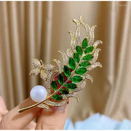 Spille stile coreano elegante spilla a forma di farfalla con foglie di perle naturali, spilla con foglie di zirconi cubici atmosferici per abito da donna