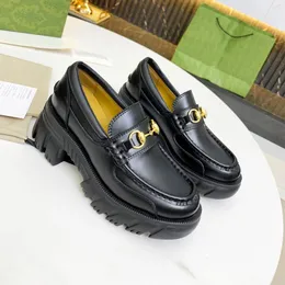 top quality Sandals Man Flat designer shoes Travel leather laceup sneaker Letters woman Martin boot 100 cowhide fashion men Loafers Trainers High women Casual bo