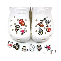 Ayakkabı Parçaları Aksesuarlar Moq 100pcs Kötü Tavşan Desen Croc Jibz Charm 2D Yumuşak PVC TAHLİKLER Moda tokaları dekorasyonları Fit Sandals Fan Dhbth