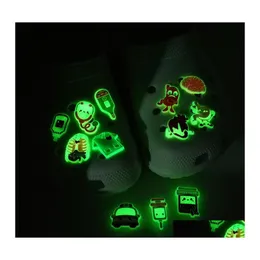 Accessori per parti di scarpe Moq 50Pcs Luminoso Croc Charms Medicina Stile Cartone animato 2D Morbido PVC Decorazioni fluorescenti Zoccolo Glow In The Dhqsa