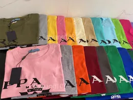 Um balcão de marca com as mesmas camisetas de verão casuais masculinas e femininas com letras soltas impressas mangas curtas vendendo camisetas masculinas de alta qualidade S-XXXXL