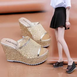 Slyckor Mesh Slope Heel Sandals för kvinnor att bära tjockt solade högklackad utrikeshandel 2023 Summer Platform Flip Flops