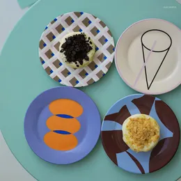 Tallrikar keramisk frukostplatta efterrätt nordisk geometrisk tårta arrangör stöd förvaring hem café kök bordsdekor