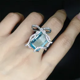 Kvinnor ringer europeisk och amerikansk stil flickor bowknot zircon diamant stor storlek fyrkantig hav blå kristall vit guld pläterad bröllop fest smycken ring gåva justerbar